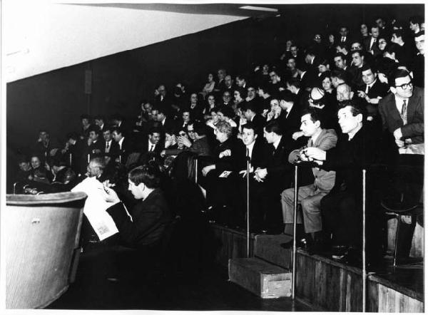 Piccolo Teatro - Serata organizzata dalla Fiom - Spettacolo per i lavoratori metalmeccanici - Interno sala - Platea con i lavoratori-spettatori