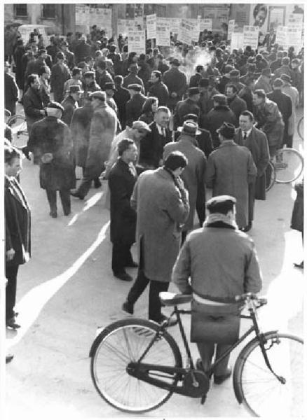 Sciopero dei lavoratori elettromeccanici di Sesto San Giovanni - Comizio - Lavoratori - Cartelli di protesta Fim Cisl - Biciclette