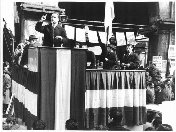 Sciopero dei lavoratori elettromeccanici - Piazza Mercanti - Comizio - Palco - Annio Breschi al microfono, sulla sinistra Aldo Bonaccini e fotografi - Cartelli Fiom e Fim Cisl