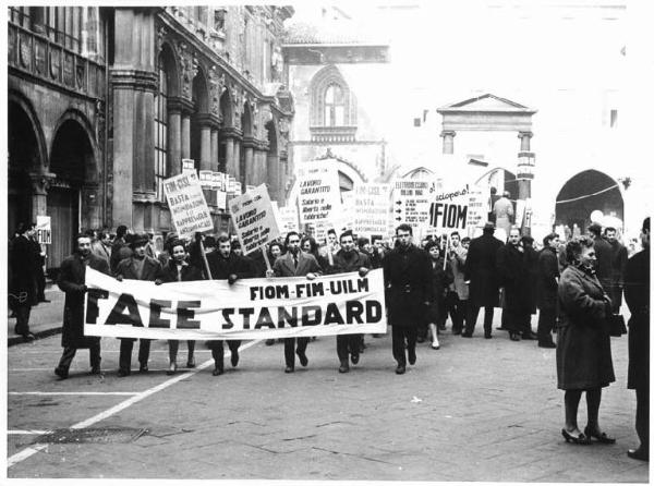 Sciopero dei lavoratori elettromeccanici - Corteo in piazza Mercanti - Spezzone lavoratori della Face Standard - Striscione - Cartelli Fim Cisl e Fiom