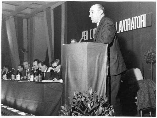 Camera del Lavoro - Salone "Di Vittorio" - Interno - VII Congresso della Camera del Lavoro - Palco - Aldo Bonaccini al microfono - Parola d'ordine del congresso