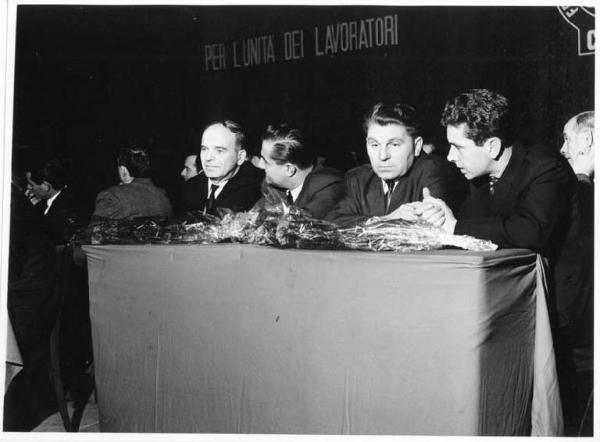 Camera del Lavoro - Salone "Di Vittorio" - Interno - VII Congresso della Camera del Lavoro- Palco - Delegazione sovietica - Parola d'ordine del congresso