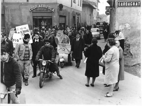 Sciopero dei lavoratori della Triplex di Solaro dei lavoratori contro 300 licenziamenti - Corteo a piedi, in bicicletta e ciclomotore - Passanti - Cartelli Fiom