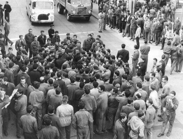 Sciopero dei lavoratori dell'Alfa Romeo - Stabilimento del Portello - Presidio davanti alla fabbrica - Lavoratori discutono con i sindacalisti - Operai con tuta da lavoro