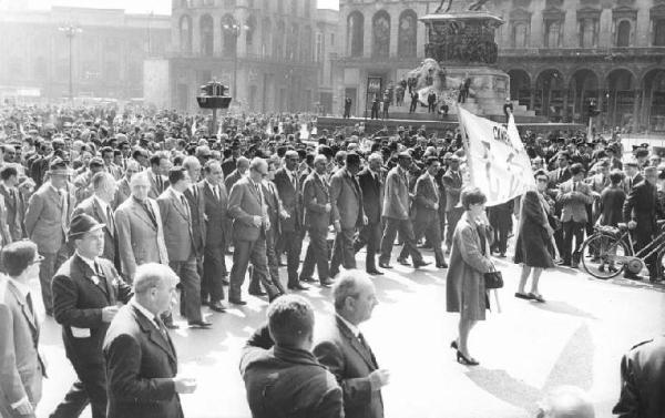 Manifestazione del primo maggio - Testa del corteo dei lavoratori in piazza del Duomo - Striscione della Cgil portato da due donne - In prima fila i dirigenti sindacali tra i quali: Guido Venegoni, Pierluigi Perotta, Lauro Casadio