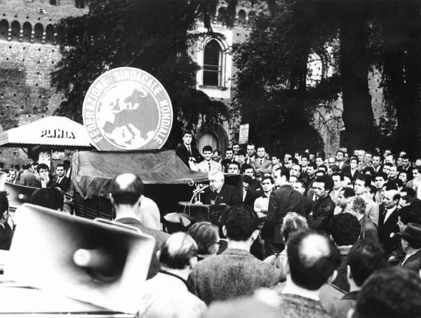 Sciopero generale indetto dalla Camera del Lavoro di Milano - Comizio in piazza Castello - Oratore al microfono - Lavoratori - Logo Federazione sindacale mondiale