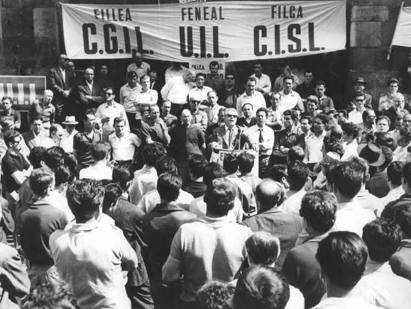 Sciopero unitario dei lavoratori edili - Piazza Mercanti - Comizio - Fanelli al microfono - Striscione Cgil, Cisl, Uil