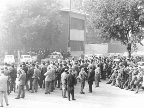 Sciopero dei lavoratori della Cge per l'ambiente di lavoro contro la minaccia di licenziamenti - Comizio davanti alla fabbrica - Lavoratori