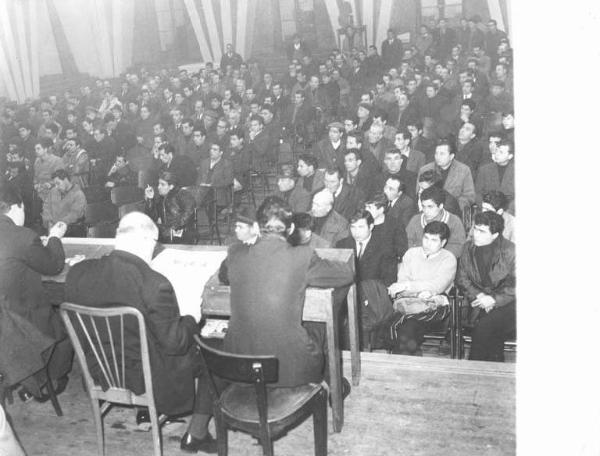 Camera del Lavoro - Salone "Di Vittorio" - Interno - Assemblea dei lavoratori edili indetta da Fillea Cgil - Panoramica sulla sala - Oratori di spalle e platea con il pubblico