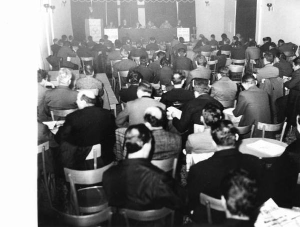 Interno - Assemblea costitutiva della Fiom di Sesto San Giovanni - Panoramica sulla sala - Tavolo della presidenza e platea con il pubblico di spalle - Manifesti