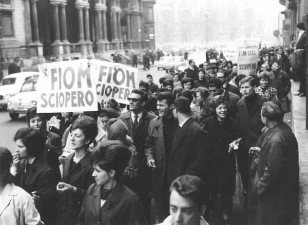 Sciopero dei tecnici, programmatori e operaie della Olivetti Elettronica contro i licenziamenti - Corteo verso piazza Mercanti - Cartelli Fiom e Fim Cisl