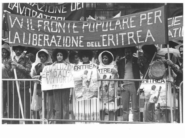 Manifestazione del primo maggio sotto la pioggia - Comizio in piazza del Duomo - Spezzone del fronte popolare per la liberazione dell'Eritrea - Striscione - Cartelli