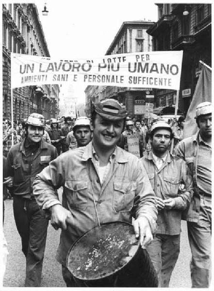 Sciopero dei lavoratori della Breda Siderurgica per l'ambiente di lavoro - Particolare: lavoratore con tamburo - Operaio con tuta da lavoro - Striscione - Cartelli