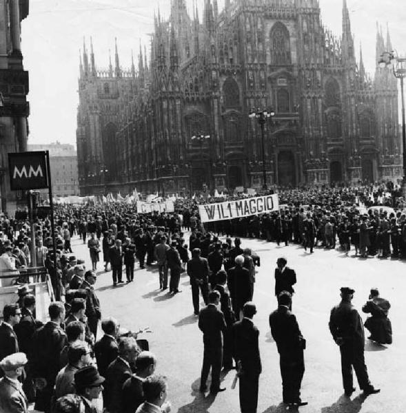 Manifestazione del primo maggio - Corteo in piazza Duomo - Striscione e bandiere - Folla di lavoratori