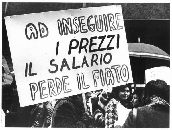 Sciopero dei lavoratori dei calzifici - Corteo - Cartello sui salari