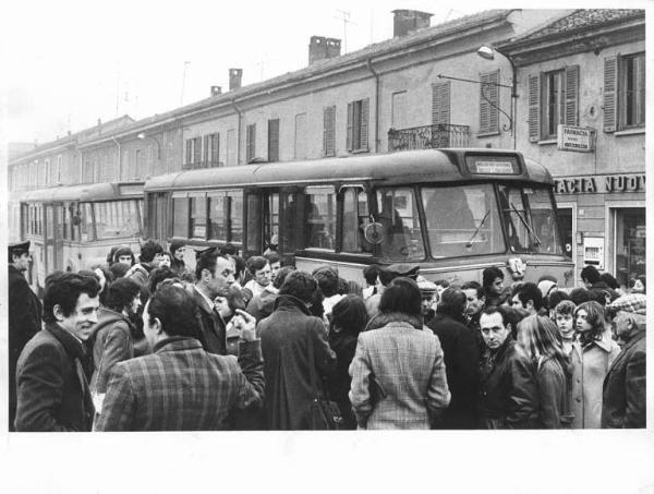 Protesta dei pendolari - Cittadini bloccano un autobus