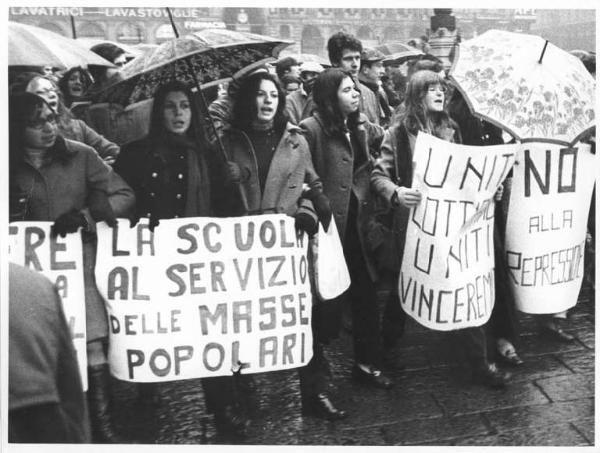 Manifestazione silenziosa dei lavoratori metalmeccanici per il contratto di lavoro e contro l'arresto di 4 lavoratori - Corteo sotto la pioggia in piazza del Duomo - Spezzone studenti - Cartelli sulla scuola e contro la repressione