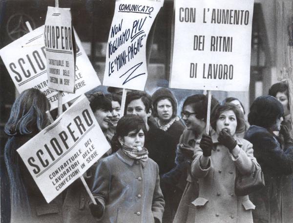 Milano - Sciopero lavoratori dell'abbigliamento - Lavoratrici delle confezioni con cartelli
