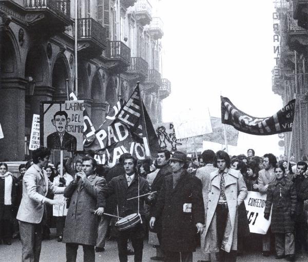 Torino - Sciopero lavoratori delle confezioni - Corteo - Lavoratori - Striscione e cartelli