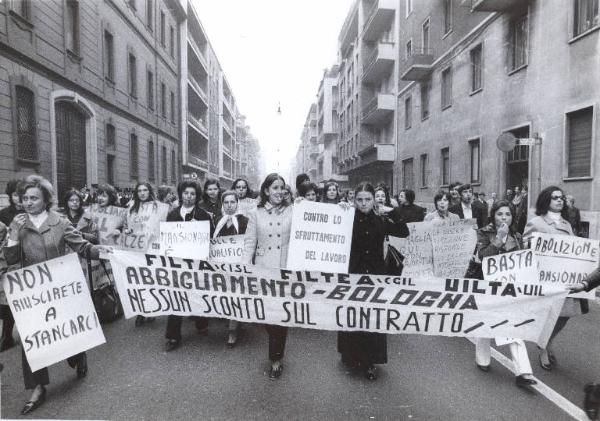 Milano - Sciopero lavoratori dell'abbigliamento - Corteo - Spezzone delle lavoratrici della calza maglia con striscione Filta, Filtea, Uilta e cartelli - Schieramento delle forze dell'ordine