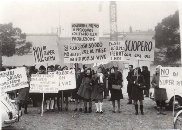 Ravenna - Sciopero delle confezioniste della Omsa - Lavoratrici con cartelli Cgil, Cisl, Uil