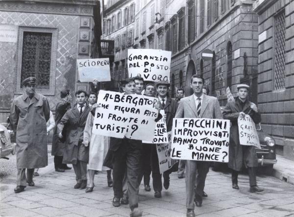 Milano - Sciopero unitario dei lavoratori alberghieri - Via Gerolamo Morone - Corteo - Cartelli