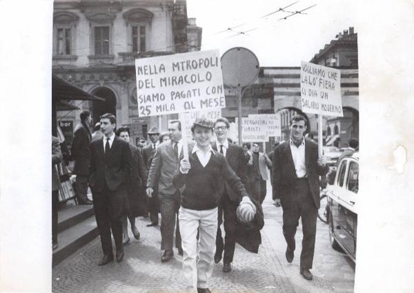 Milano - Sciopero lavoratori alberghieri - Piazza Cavour - Porta Nuova - Corteo - Cartelli