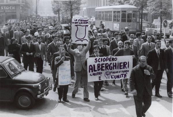 Milano - Sciopero lavoratori alberghieri - Corteo - Cartelli