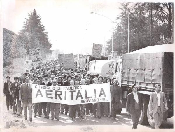 Nerviano - Sciopero lavoratori aeroportuali - Corteo - Striscione del Consiglio di Fabbrica dell'Aeritalia - Cartelli