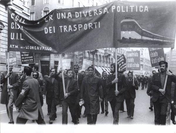 Milano - Sciopero lavoratori autoferrotranvieri - Via Larga - Corteo - Gruppo di lavoratori Atm del deposito Leoncavallo - Striscione e cartelli Cgil, Cisl, Uil