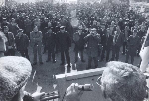 Milano - Sciopero lavoratori autoferrotranvieri - Comizio - Folla di manifestanti - In prima fila il fotografo Silvestre Loconsolo - Striscioni Cgil, Cils, Uil