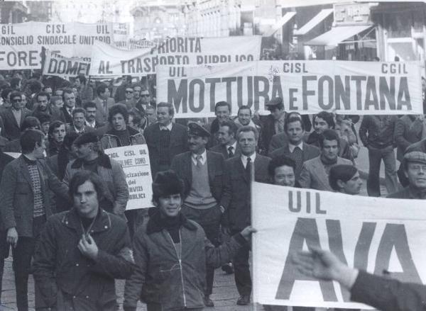 Milano - Sciopero lavoratori autoferrotranvieri - Via Dante - Corteo - Manifestanti con striscioni e cartelli