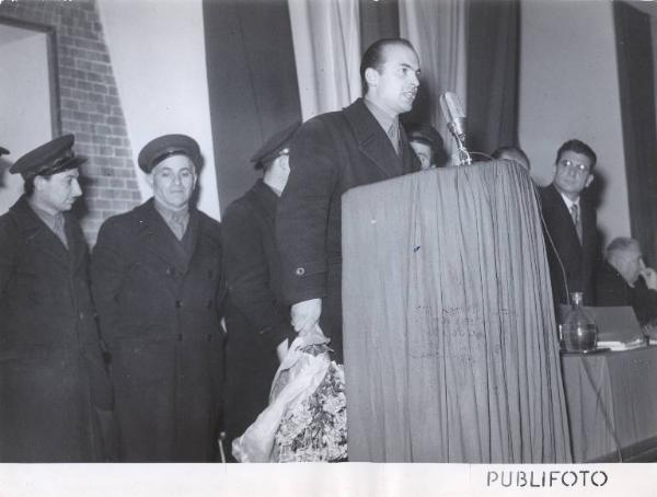 Milano - Sciopero tranvieri - Interno - Assemblea - Palco - Oratore al microfono