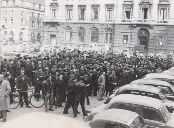 Milano - Sciopero generale lavoratori Atm - Piazza della Scala - Presidio davanti a Palazzo Marino (sede del Comune di Milano) - Autisti in divisa