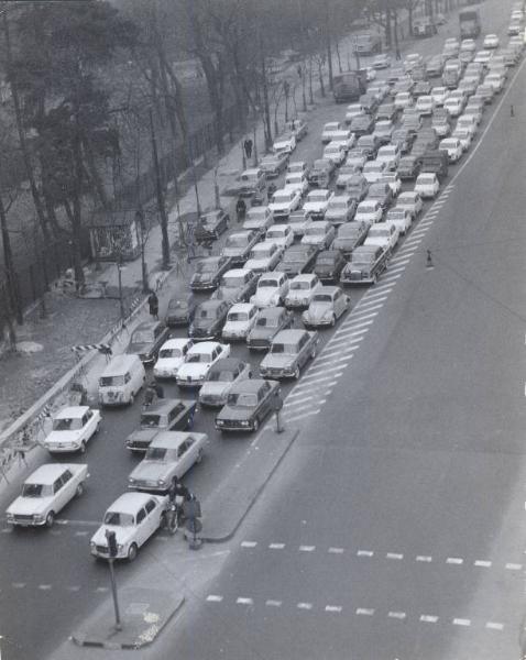 Milano - Sciopero lavoratori Atm - Bastioni di Porta Venezia - Traffico - Coda di automobili - Veduta dall'alto