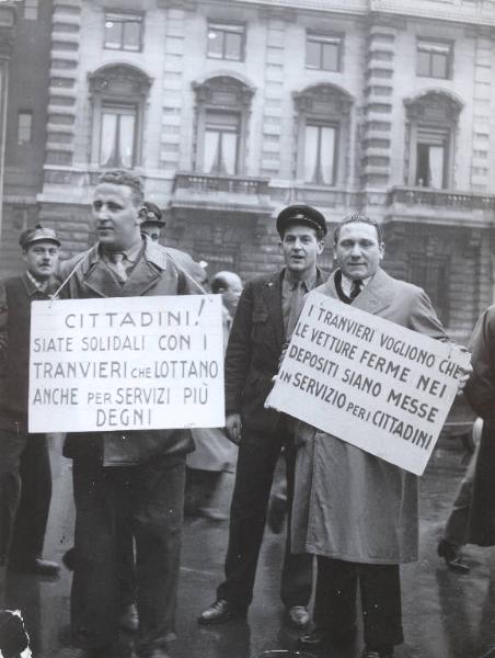 Milano - Sciopero tranvieri - Piazza della Scala - Presidio davanti a Palazzo Marino (sede del Comune di Milano) - Lavoratori con cartelli - Tranvieri in divisa