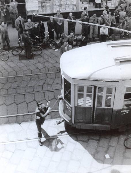 Milano - Sciopero lavoratori Atm - Via Torino - Tranviere in sciopero stacca il troller del tram per fermare il traffico