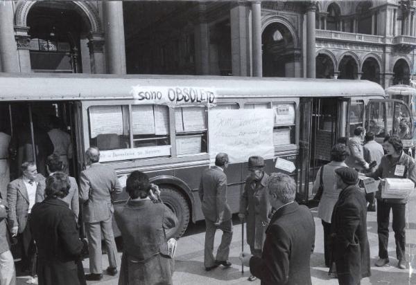 Milano - Sciopero lavoratori Atm - Piazza Duomo - Autobus con cartelli di protesta