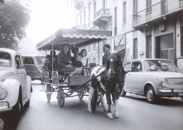 Milano - Sciopero lavoratori Atm - Pony e carrozza dei giardini pubblici nel traffico
