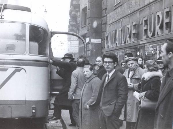 Milano - Sciopero lavoratori Atm - Via Orefici - Cittadini in attesa dell'autobus