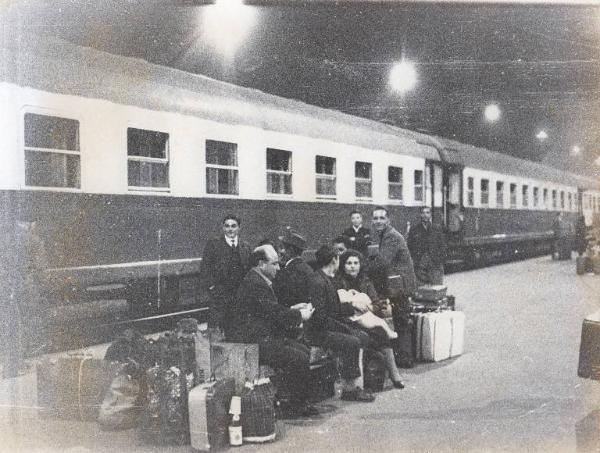 Milano - Sciopero ferrovieri - Stazione Centrale - Interno - Banchina - Passeggeri con valigie attendono di partire