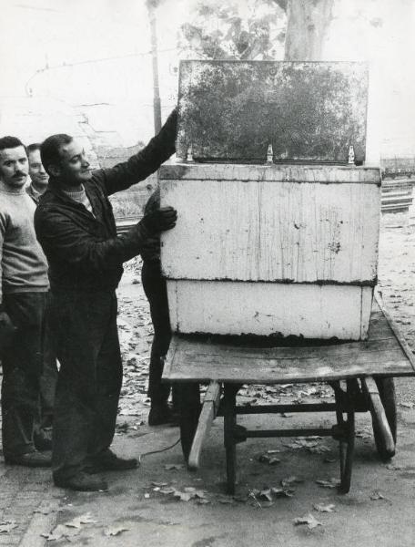 Milano - Sciopero di protesta dei ferrovieri per i cibi avariati alla mensa - Officina del deposito locomotori - Ferrovieri mostrano il frigorifero della mensa