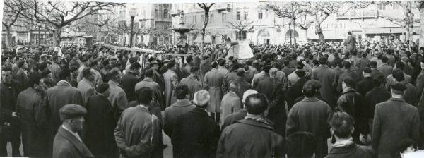 Trieste - Sciopero lavoratori portuali - Piazza Garibaldi - Comizio - Folla di lavoratori - Oratore sul palco - Cartelli