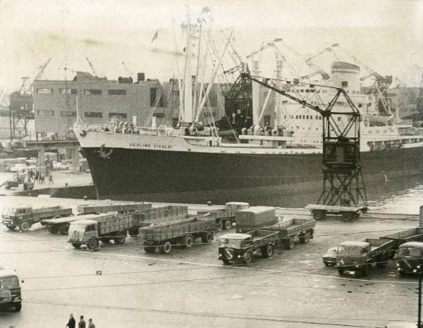 Genova - Sciopero lavoratori portuali - Porto - Nave attraccata e camion fermi sulla banchina
