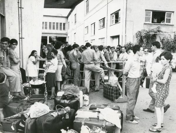 Genova - Sciopero lavoratori portuali - Porto - Passeggeri con valigie in coda in attesa di partire - Presenza di militari