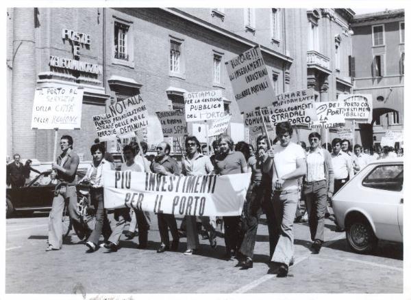 Ravenna - Sciopero lavoratori portuali contro le privatizzazioni del porto - Corteo - Lavoratori con cartelli e striscione