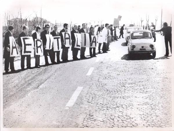 Nerviano - Sciopero lavoratori di Aeritalia - Strada statale del Sempione - Volantinaggio dei lavoratori agli automobilisti - Cartelli