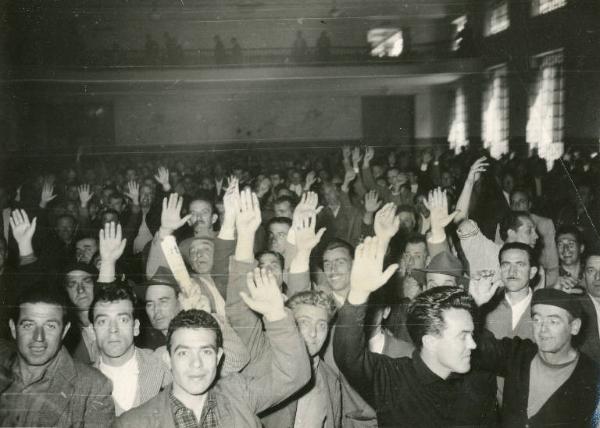 Genova - Sciopero lavoratori portuali - Interno - Assemblea dei lavoratori - Votazione per alzata di mano