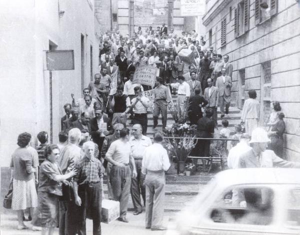 Genova - Sciopero lavoratori marittimi - Corteo - Lavoratori con cartelli - Donne