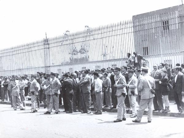 Napoli - Sciopero lavoratori marittimi - Picchetto dei lavoratori al porto - Schieramento delle forze di polizia